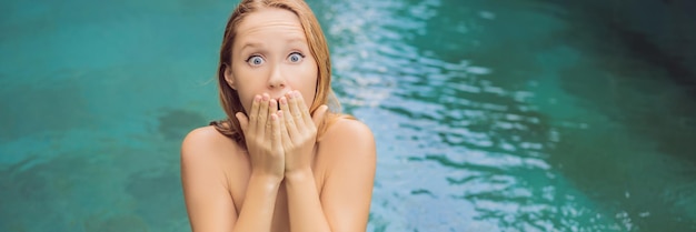 Foto giovane donna frustrata che ha una brutta pelle in piscina a causa del fatto che sono presenti sostanze chimiche nella piscina