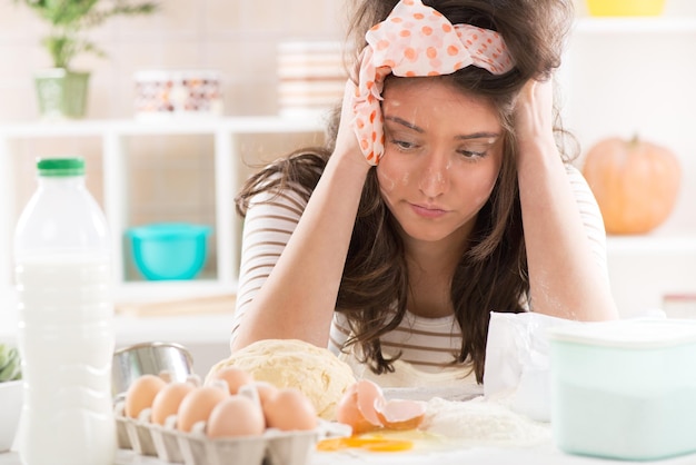 Frustrato giovane donna che produce pasta