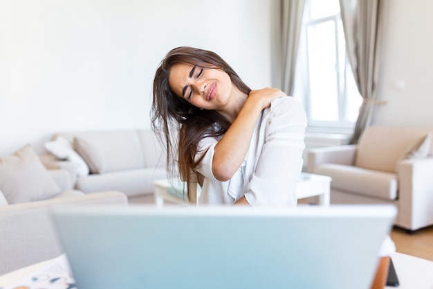 Giovane donna frustrata che lavora da casa