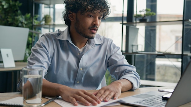 Frustreerde Indiase zakenman Arabische zakenman op kantoor bureau moeilijk werk probleem oplossen probleem met papierwerk documenten verlies financiën budget problemen voelen stress teleurgesteld negatieve emoties