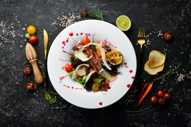 Frutti di mare salade met zeevruchten garnalen inktvis mosselen en octopus Bovenaanzicht Rustieke stijl