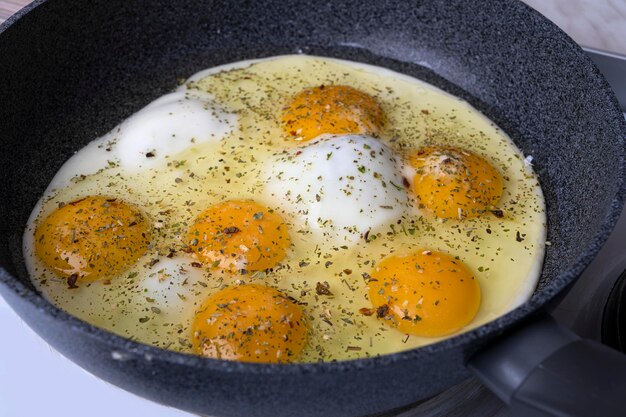 계란을 튀기십시오. 프라이팬에 계란 프라이