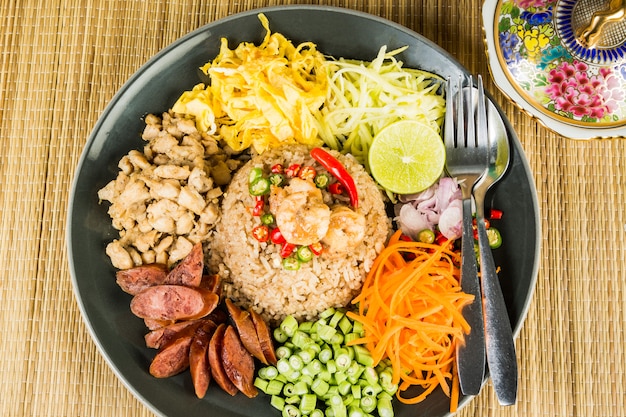 жареный рис с креветочной пастой, тайская еда