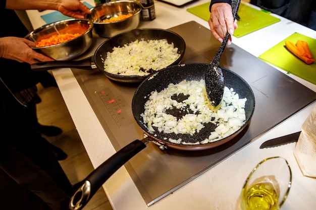 Photo frying onions in a pan