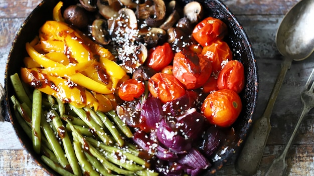 Сковорода со свежими овощами