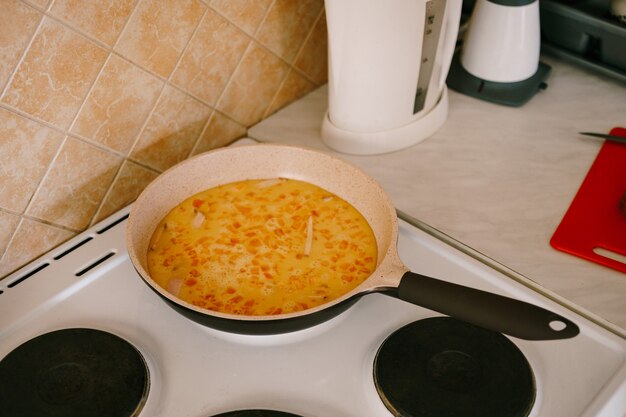 Photo a frying pan with an omelette on an electric kitchen stove