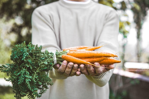 Photo fsrmer with fresh carrots