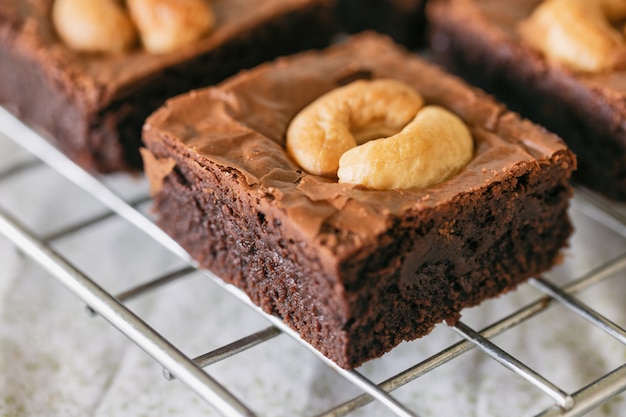 Fudge brownies met donkere chocolade en cashewnoten.