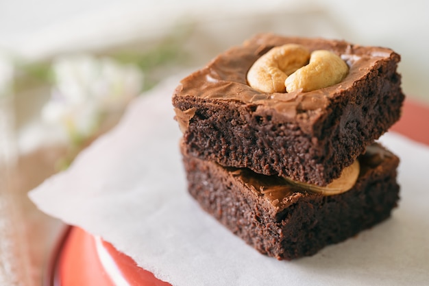 Fudge brownies met donkere chocolade en cashewnoten.