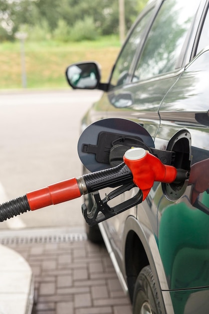 Ugello del carburante per ricaricare il carburante in auto alla stazione di servizio