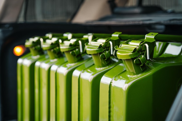 Foto concetto di crisi del serbatoio di carburante nel bagagliaio dell'auto