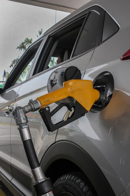 Foto auto di rifornimento della pompa di alimentazione del carburante