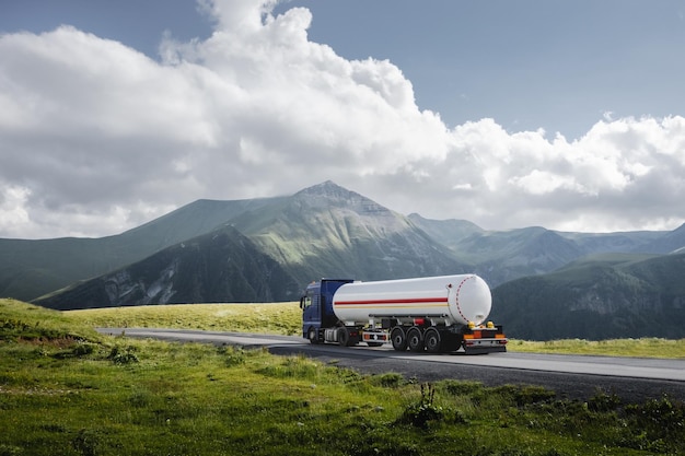 Foto camion cisterna di carburante sulla strada di montagna