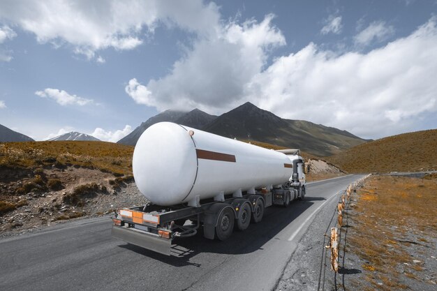 Foto camion cisterna di carburante sulla strada di montagna