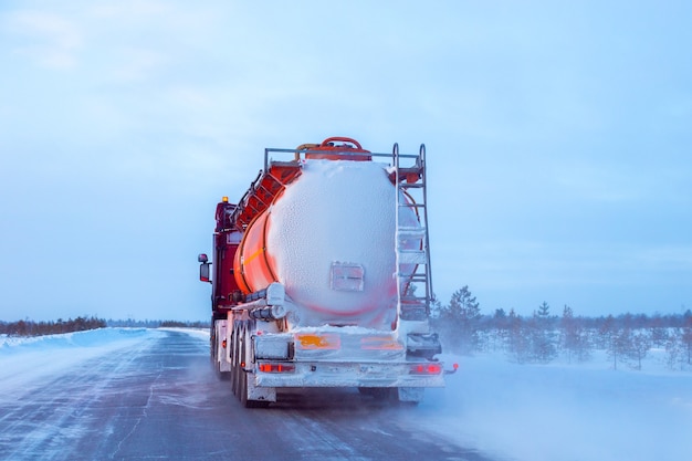 Foto un camion di carburante percorre una strada nel nord in inverno