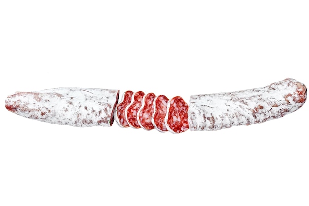 Fuet salami in plakjes gesneden en rozemarijn Traditionele Spaanse worst geïsoleerd op een witte achtergrond