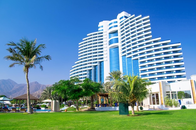 Photo fujairah, uae - november 16: luxurious 5-star hotel le meridien al aqah beach resort on november 2, 2012 in fujairah.