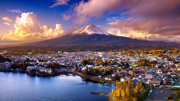 Fuji-berg en Kawaguchiko-meer bij zonsondergang