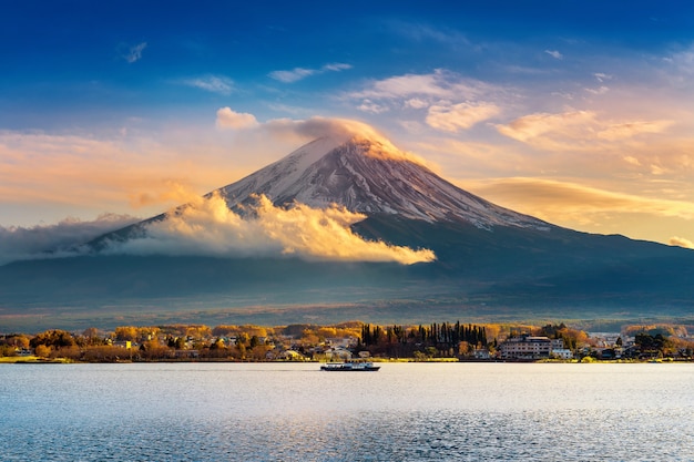 Fuji-berg en Kawaguchiko-meer bij zonsondergang