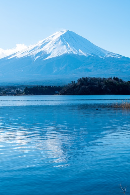 Fuji-berg met Kawaguchiko-Meer en blauwe hemel