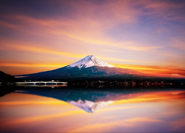 写真 富士山と河口湖。