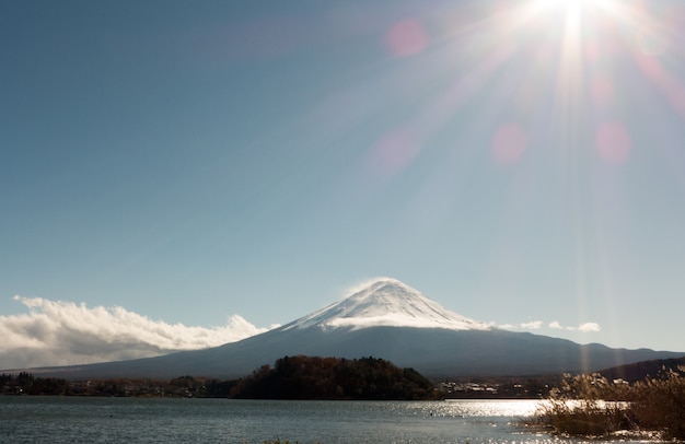 Photo fuji mountain on blue sky with sunlight in the autumn, kawaguchiko lake, japan