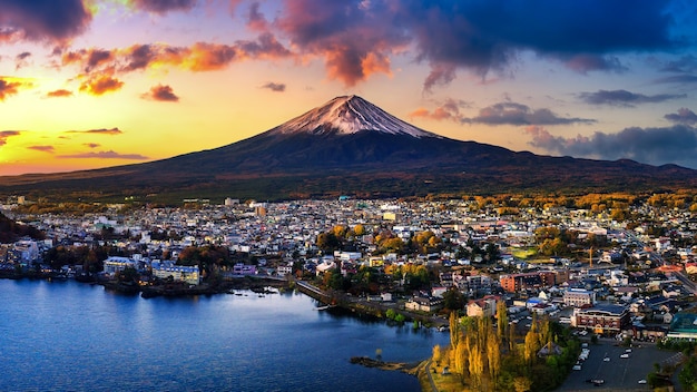 Photo fuji mountain and kawaguchiko lake at sunset, autumn seasons fuji mountain at yamanachi in japan