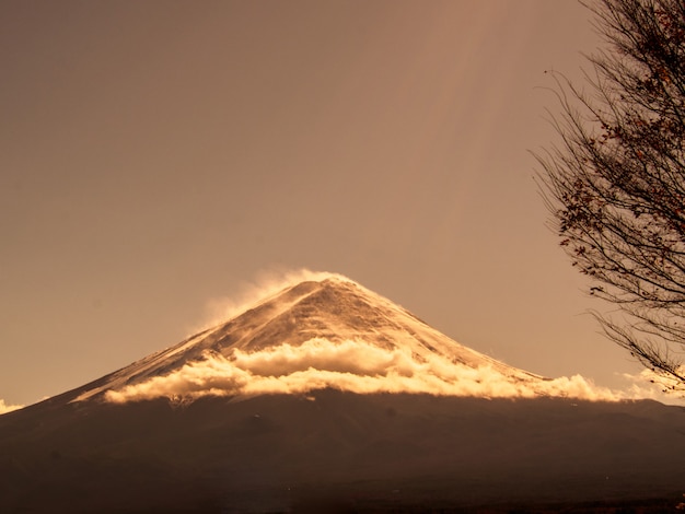 河口湖、秋の空に富士山