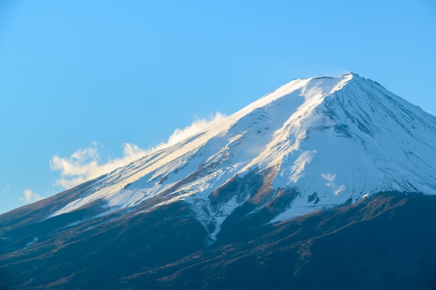 Photo fuji mountain with snow cover on the top