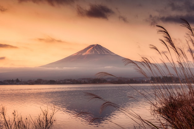 Fuji-San bergbezinning over Kawaguchiko-meer bij zonsopgang