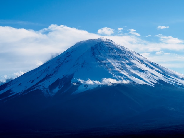 Fujiberg op blauwe hemel met zonlicht in de herfst, Kawaguchiko-Meer, Japan