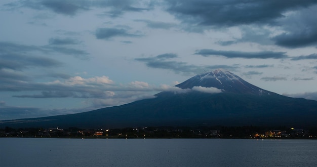 日没時の河口湖の富士山