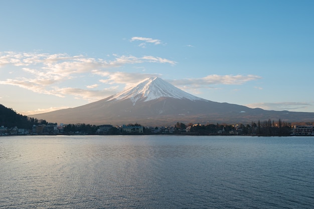 Fujisan Mountain met uitzicht op het Kawagushiko meer in Japan.