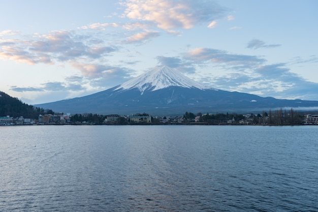 Photo fujisan mountain with lake in kawaguchiko, japan.