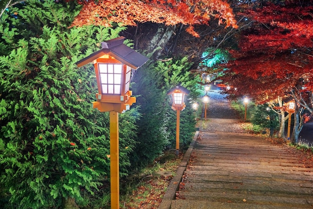 Foto le lanterne del giappone fujiyoshida partono dal santuario arakura sengen al crepuscolo durante l'autunno