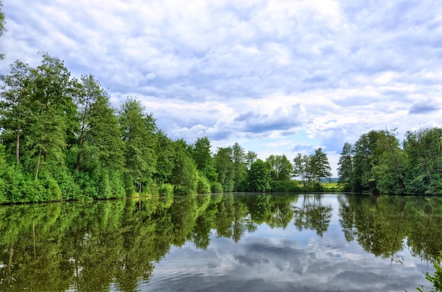 Fulda rivier in Aueweiher Park in Fulda Hessen Duitsland