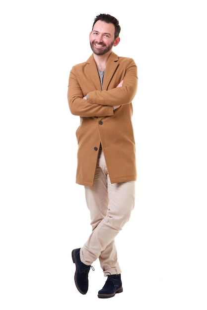 白い背景に立っているコートを着た満身の幸せな男