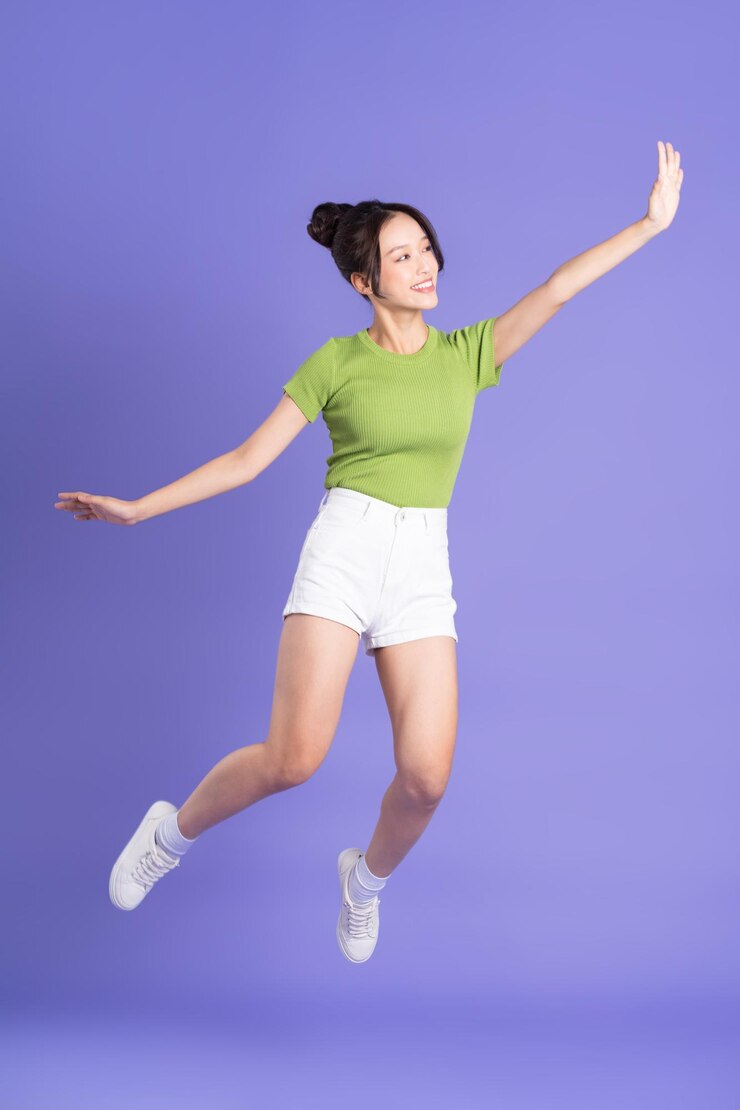Photo ピンクの背景にポーズ美しいアジアの女の子の全身画像