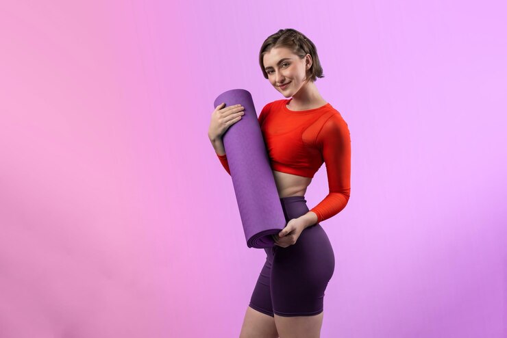 Фотография всю длину тела веселый выстрел спортивная спортсменка в фитнес-позе