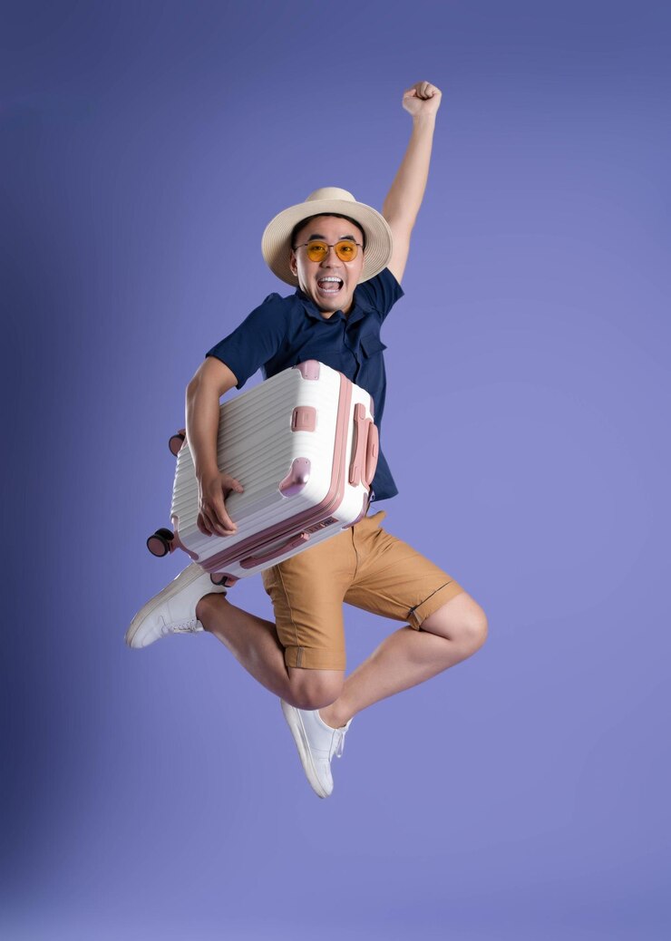 Photo full body portrait image of traveling asian man posing on purple backgroundxa