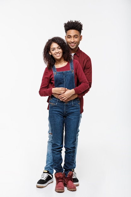젊은 아프리카 계 미국인 포옹 커플의 전신 초상화