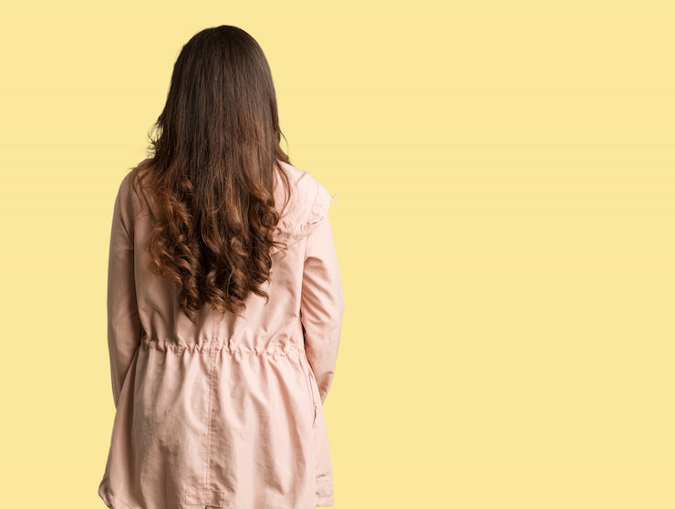 Photo full body young curvy woman from behind, looking back