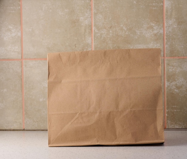 完全な茶色の紙袋のテイクアウト食品包装