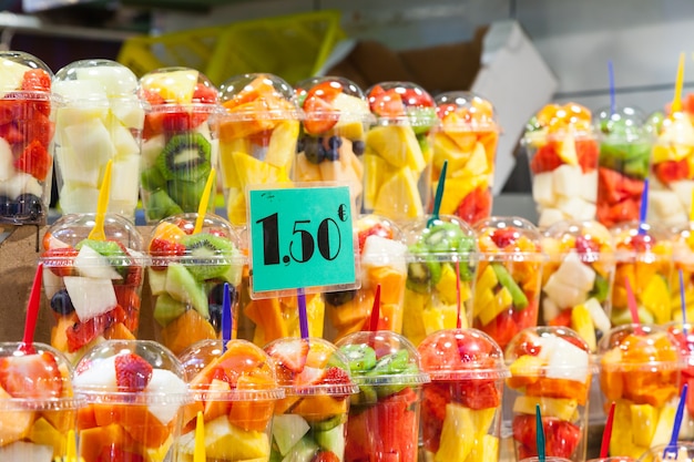 Полные цвета в этой детали фруктовых салатов, представленных на испанском рынке.