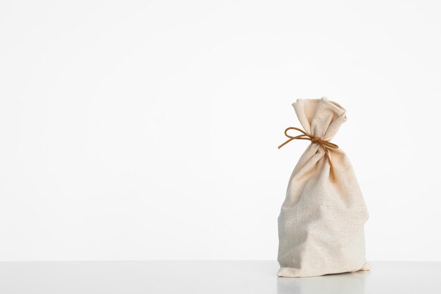 Полная хлопковая эко-сумка, изолированная на белом