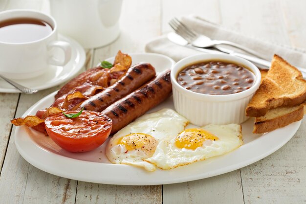 Photo full english breakfast with egg and bacon