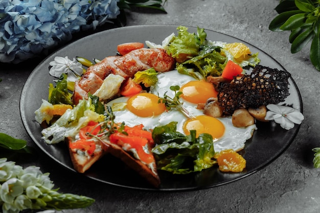 Colazione inglese completa con pane tostato uova di gallina salsa di senape funghi prataioli insalata mix di formaggio crema di peperoni