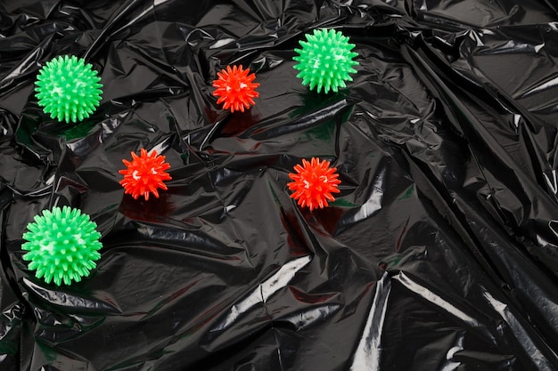 Фото Полный кадр абстрактный фон моделей вируса covid19 на скомканном черном пластиковом пакете для тела