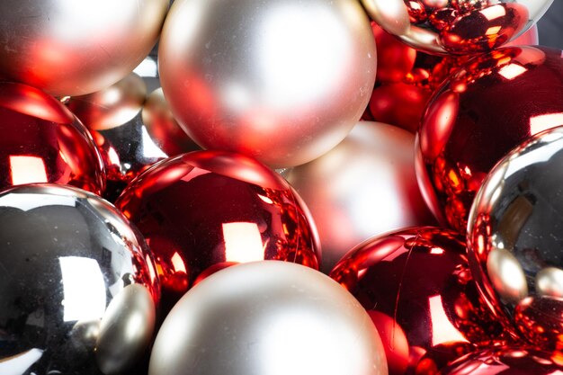 Фото Полный кадр фона красного серебряного и белого зеркальных шаров крупный план с выборочной фокусировкой