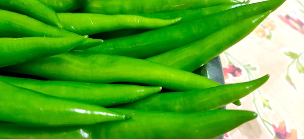 Full frame close-up van een stel heldere en glanzende groene chili p